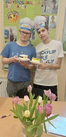 cukiernik Uczestnicy zajęć przysposabiających do pracy prezentują przygotowane wypieki podczas zajęć kulinarnych w OREW w Sadlnie