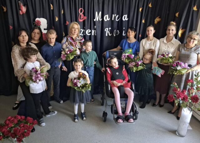 dzien kobiet Wychowankowie i kadra OREW w Sadlnie podczas obchodów Dnia Kobiet z kwiatami i upominkami
